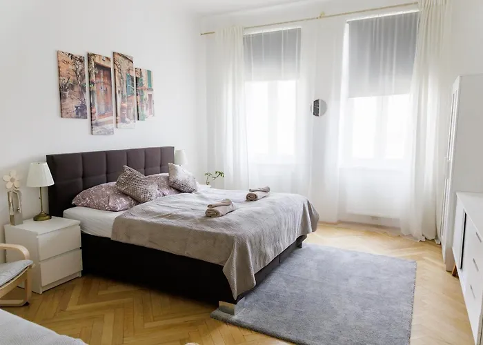Moonlight Apartment With Porch Near Schoenbrunn And Westbahnhof