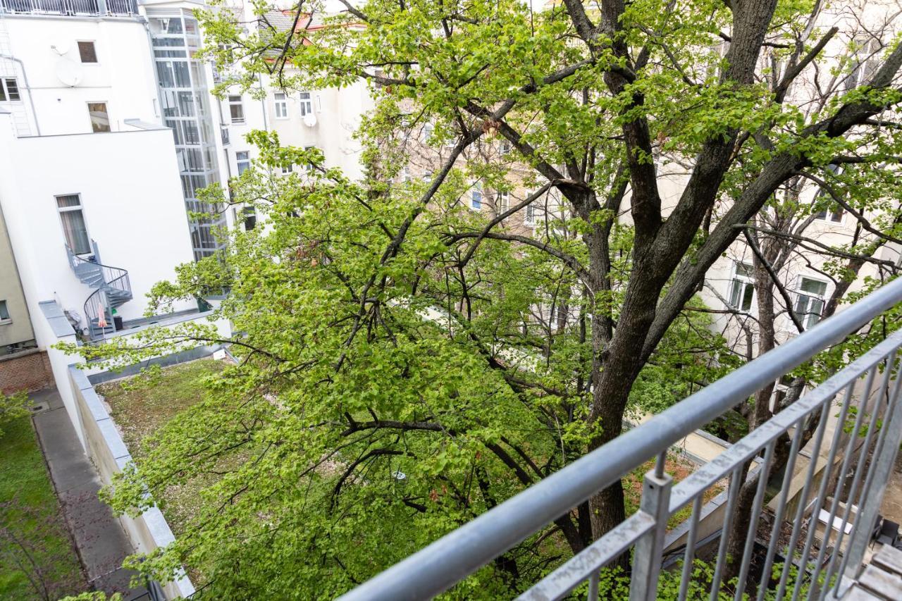 Apartament Moonlight With Porch Near Schoenbrunn And Westbahnhof Wiedeń